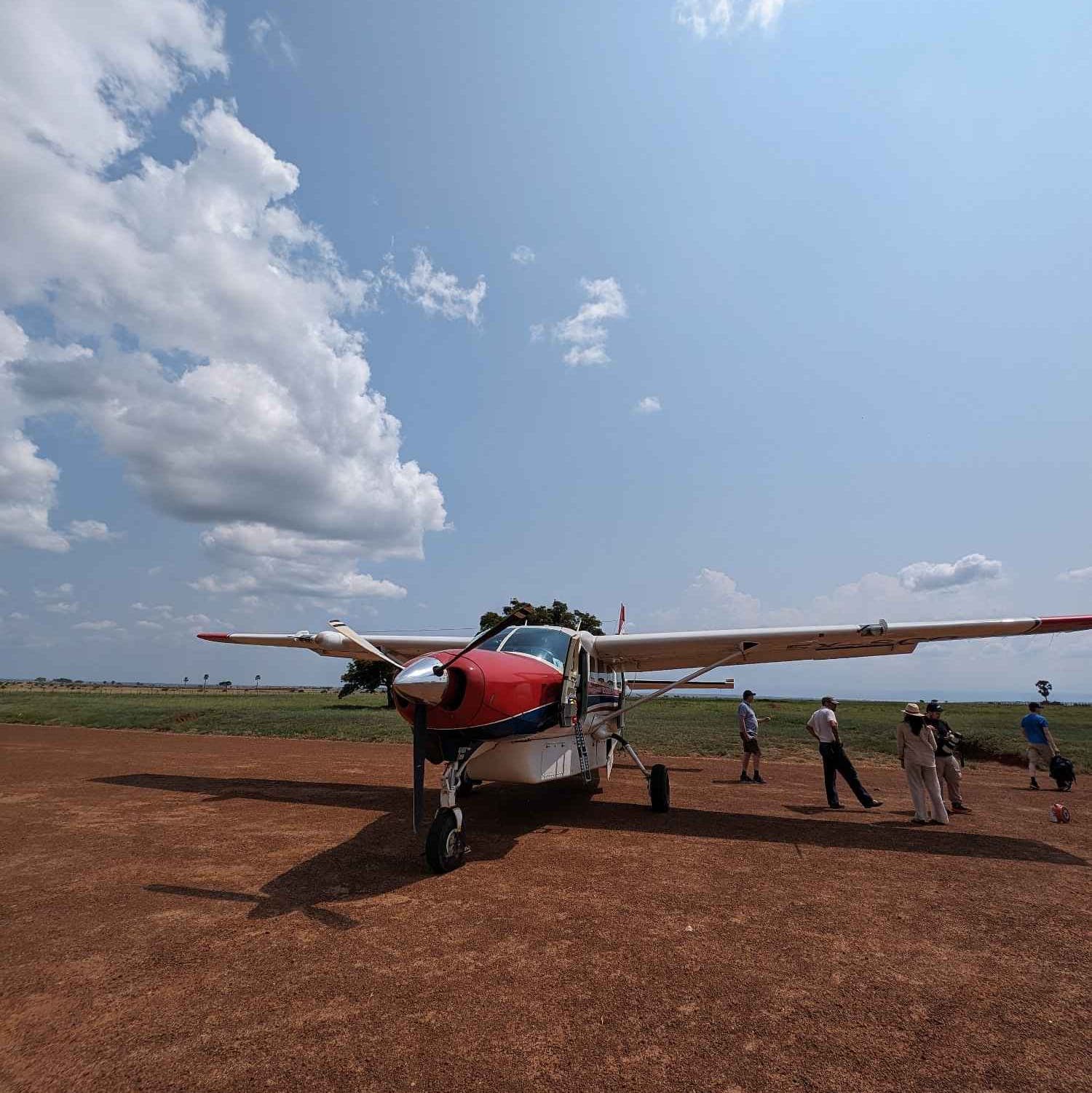 Landet trygt i Kaboong etter en overflyging for å få vekk hindringer fra stripen